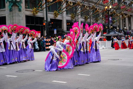 Foto de Chicago, Illinois, EE.UU. - 23 de noviembre de 2023: Chicago Korean dance company participa en 2023 Chicago Thanksgiving Parade. - Imagen libre de derechos