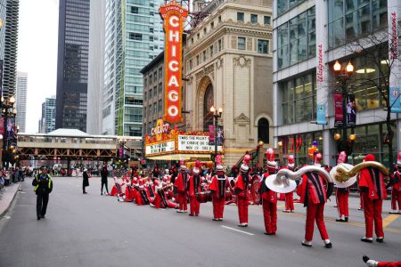 Foto de Chicago, Illinois / Estados Unidos - 28 de noviembre de 2019: Jonesboro, Georgia High School La banda Cardinals Musical Marching marchó en 2019 Uncle Dan 's Chicago Thanksgiving Parade. - Imagen libre de derechos