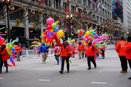 Foto de Chicago, Illinois / Estados Unidos - 28 de noviembre de 2019: Los miembros del Desfile de Acción de Gracias del Tío Dan de 2019 usaron globos y globos de juguete y caminaron en el Desfile de Acción de Gracias.. - Imagen libre de derechos