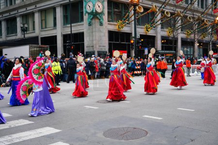 Téléchargez les photos : Chicago, Illinois États-Unis - novembre 23rd, 2023 : Chicago Korean dance company participate in 2023 Chicago Thanksgiving Parade. - en image libre de droit