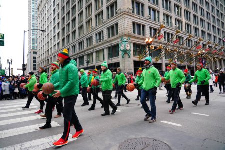 Foto de Chicago, Illinois / Estados Unidos - 28 de noviembre de 2019: Muchos artistas, bandas de marcha musical de secundaria y bailarines participaron y actuaron en el desfile de acción de gracias de Uncle Dan en Chicago 2019. - Imagen libre de derechos