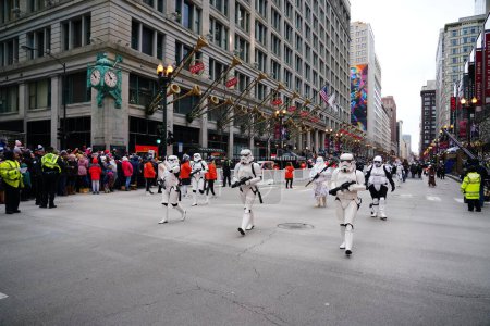 Foto de Chicago, Illinois / Estados Unidos - 28 de noviembre de 2019: Miembros de la 501ª Guarnición del Medio Oeste se vistieron con disfraces de Star Wars y marcharon el Desfile de Acción de Gracias del Tío Dan de Chicago 2019. - Imagen libre de derechos