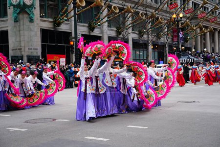 Foto de Chicago, Illinois, EE.UU. - 23 de noviembre de 2023: Chicago Korean dance company participa en 2023 Chicago Thanksgiving Parade. - Imagen libre de derechos