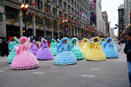 Foto de Chicago, Illinois / Estados Unidos - 28 de noviembre de 2019: Miembros de las mucamas de Mobile Azalea Trail muestran sus vestidos en el Desfile de Acción de Gracias de Chicago 2019 del Tío Dan. - Imagen libre de derechos