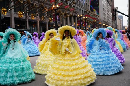 Foto de Chicago, Illinois / Estados Unidos - 28 de noviembre de 2019: Miembros de las mucamas de Mobile Azalea Trail muestran sus vestidos en el Desfile de Acción de Gracias de Chicago 2019 del Tío Dan. - Imagen libre de derechos