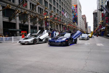 Téléchargez les photos : Chicago, Illinois / États-Unis - 28 novembre 2019 : Des véhicules personnalisés et modifiés ont traversé le défilé de l'Action de grâces de Chicago 2019 de l'oncle Dan. - en image libre de droit