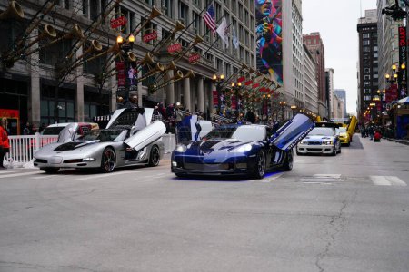 Foto de Chicago, Illinois / Estados Unidos - 28 de noviembre de 2019: Vehículos modificados y modificados condujeron a través del Desfile de Acción de Gracias de Chicago 2019 del Tío Dan. - Imagen libre de derechos