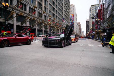 Téléchargez les photos : Chicago, Illinois / États-Unis - 28 novembre 2019 : Des véhicules personnalisés et modifiés ont traversé le défilé de l'Action de grâces de Chicago 2019 de l'oncle Dan. - en image libre de droit