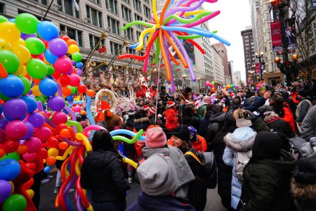Foto de Chicago, Illinois / Estados Unidos - 28 de noviembre de 2019: Los miembros del Desfile de Acción de Gracias del Tío Dan de 2019 usaron globos y globos de juguete y caminaron en el Desfile de Acción de Gracias.. - Imagen libre de derechos
