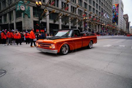 Foto de Chicago, Illinois / Estados Unidos - 28 de noviembre de 2019: Vehículos modificados y modificados condujeron a través del Desfile de Acción de Gracias de Chicago 2019 del Tío Dan. - Imagen libre de derechos
