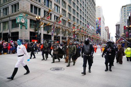 Foto de Chicago, Illinois / Estados Unidos - 28 de noviembre de 2019: Miembros de la 501ª Guarnición del Medio Oeste se vistieron con disfraces de Star Wars y marcharon el Desfile de Acción de Gracias del Tío Dan de Chicago 2019. - Imagen libre de derechos