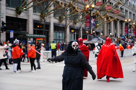 Téléchargez les photos : Chicago, Illinois États-Unis - 23 novembre 2023 : Des membres de la 501e Garnison du Midwest habillés en costumes Star Wars et ont participé au défilé de Thanksgiving de Chicago en 2023 - en image libre de droit
