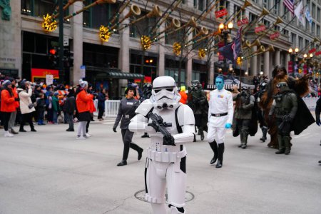Téléchargez les photos : Chicago, Illinois États-Unis - 23 novembre 2023 : Des membres de la 501e Garnison du Midwest habillés en costumes Star Wars et ont participé au défilé de Thanksgiving de Chicago en 2023 - en image libre de droit