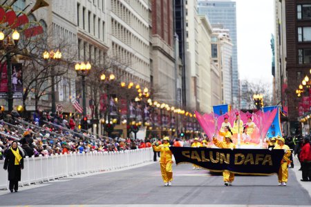 Téléchargez les photos : Chicago, Illinois États-Unis - 23 novembre 2023 : Des membres du Falun Dafa Chicago, Falun Gong Chicago une pratique religieuse chinoise participent au défilé de l'Action de grâces de Chicago en 2023 - en image libre de droit