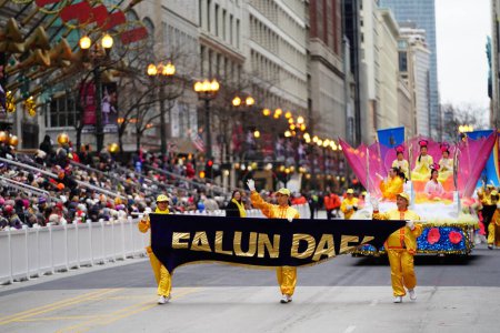 Téléchargez les photos : Chicago, Illinois États-Unis - 23 novembre 2023 : Des membres du Falun Dafa Chicago, Falun Gong Chicago une pratique religieuse chinoise participent au défilé de l'Action de grâces de Chicago en 2023 - en image libre de droit