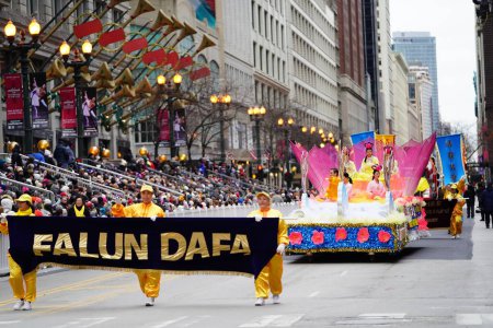 Foto de Chicago, Illinois, EE.UU. - 23 de noviembre de 2023: Los miembros de Falun Dafa Chicago, Falun Gong Chicago, una práctica religiosa china, participan en el Desfile del Día de Acción de Gracias de Chicago 2023 - Imagen libre de derechos