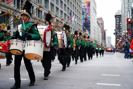 Foto de Chicago, Illinois, EE.UU. - 23 de noviembre de 2023: Kelly High School Trojans Musical Marching Band of Chicago marchó en 2023 Chicago Thanksgiving Parade - Imagen libre de derechos