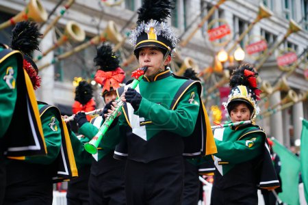 Téléchargez les photos : Chicago, Illinois USA - 23 Novembre, 2023 : Kelly High School Trojans Musical Marching Band of Chicago a défilé en 2023 Chicago Thanksgiving Parade - en image libre de droit
