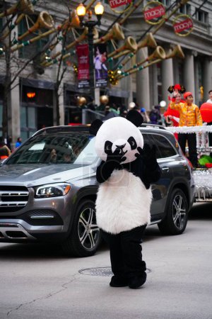 Téléchargez les photos : Chicago, Illinois / Etats-Unis - 28 novembre 2019 : Les membres du Wu Zhi Lin Arts de la scène habillés en costumes de costume de panda et participent au défilé de l'Action de grâces de Chicago 2019 de l'oncle Dan. - en image libre de droit