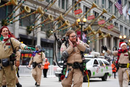 Téléchargez les photos : Chicago, Illinois États-Unis - 23 novembre 2023 : Windy City Fantômes habillés en costumes de Fantômes et a participé au défilé de Thanksgiving de Chicago en 2023. - en image libre de droit