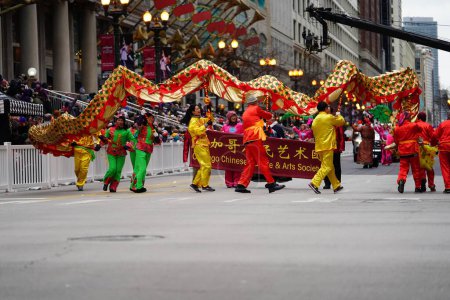 Téléchargez les photos : Chicago, Illinois États-Unis - 23 novembre 2023 : Chicago La culture et les arts chinois ont participé et se sont produits en 2023 Chicago Thanksgiving Parade - en image libre de droit