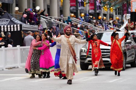 Foto de Chicago, Illinois / Estados Unidos - 28 de noviembre de 2019: La Sociedad de Cultura Punjabi participó y bailó en el Desfile de Acción de Gracias de Chicago del Tío Dan 2019. - Imagen libre de derechos