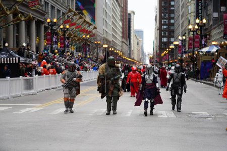 Téléchargez les photos : Chicago, Illinois / États-Unis - 28 novembre 2019 : Des membres de la 501e Garnison du Midwest habillés en costumes Star Wars et ont défilé le défilé de l'Action de grâces de Chicago 2019 de l'oncle Dan. - en image libre de droit