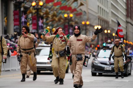 Téléchargez les photos : Chicago, Illinois États-Unis - 23 novembre 2023 : Windy City Fantômes habillés en costumes de Fantômes et a participé au défilé de Thanksgiving de Chicago en 2023. - en image libre de droit