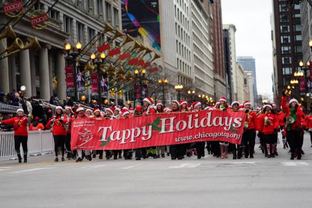 Téléchargez les photos : Chicago, Illinois / USA - 28 novembre 2019 : Chicago Human Rhythm Project Tappy Holidays, interprété et dansé au Chicago Thanksgiving Parade 2019 de l'oncle Dan. - en image libre de droit