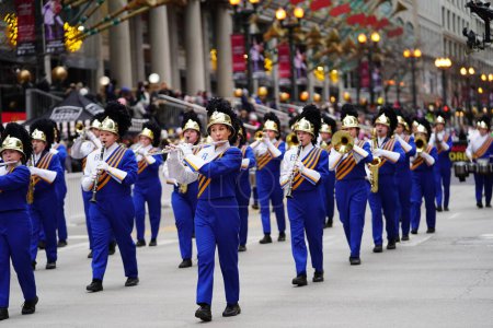 Foto de Chicago, Illinois / Estados Unidos - 28 de noviembre de 2019: St Francis Borgia Regional High School Knights Musical Marching band marched in 2019 Uncle Dan 's Chicago Thanksgiving Parade. - Imagen libre de derechos
