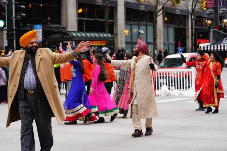 Foto de Chicago, Illinois / Estados Unidos - 28 de noviembre de 2019: La Sociedad de Cultura Punjabi participó y bailó en el Desfile de Acción de Gracias de Chicago del Tío Dan 2019. - Imagen libre de derechos
