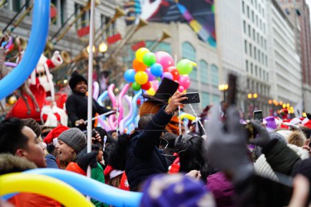 Téléchargez les photos : Chicago, Illinois / États-Unis - 28 novembre 2019 : Les membres de la parade de Thanksgiving de Chicago de l'oncle Dan 2019 portaient des ballons et des ballons jouets et se promenaient lors de la parade de Thanksgiving. - en image libre de droit