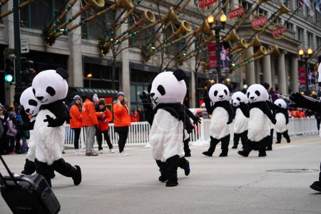 Téléchargez les photos : Chicago, Illinois / Etats-Unis - 28 novembre 2019 : Les membres du Wu Zhi Lin Arts de la scène habillés en costumes de costume de panda et participent au défilé de l'Action de grâces de Chicago 2019 de l'oncle Dan. - en image libre de droit