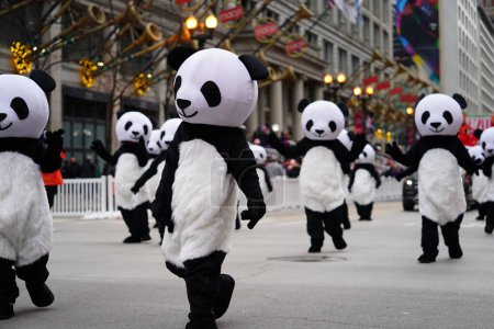Foto de Chicago, Illinois / Estados Unidos - 28 de noviembre de 2019: Miembros de Wu Zhi Lin Artes escénicas disfrazados con trajes de panda y participan en el desfile de acción de gracias de Tío Dan en Chicago 2019. - Imagen libre de derechos