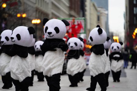 Foto de Chicago, Illinois / Estados Unidos - 28 de noviembre de 2019: Miembros de Wu Zhi Lin Artes escénicas disfrazados con trajes de panda y participan en el desfile de acción de gracias de Tío Dan en Chicago 2019. - Imagen libre de derechos