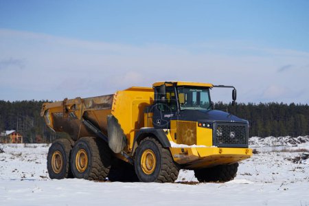 Téléchargez les photos : New Lisbon, Wisconsin États-Unis - 24 janvier 2023 : Le camion à benne basculante articulé John Deere 410E-2 reste inutilisé à l'extérieur pendant l'hiver froid. - en image libre de droit