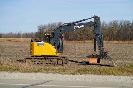 Téléchargez les photos : Fond du Lac, Wisconsin États-Unis - 12 novembre 2023 : La pelle John Deere 135G est assise sur le bord de la route prête à être utilisée. - en image libre de droit