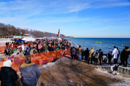 Foto de Milwaukee, Wisconsin / Estados Unidos - 1 de enero de 2020: Muchos miembros de la comunidad participaron en Polar Bear Sumérgete en las heladas aguas del lago Michigan durante la fría temporada de invierno. - Imagen libre de derechos