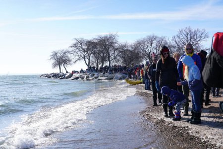 Téléchargez les photos : Milwaukee, Wisconsin / États-Unis - 1er janvier 2020 : De nombreux membres de la communauté ont participé au plongeon Polar Bear dans les eaux glacées du lac Michigan pendant la saison froide d'hiver. - en image libre de droit