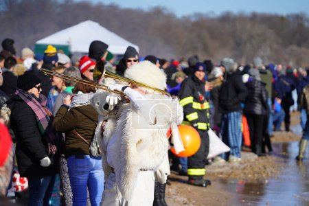 Téléchargez les photos : Milwaukee, Wisconsin / États-Unis - 1er janvier 2020 : De nombreux membres de la communauté ont participé au plongeon Polar Bear dans les eaux glacées du lac Michigan pendant la saison froide d'hiver. - en image libre de droit