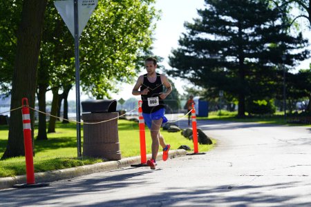 Téléchargez les photos : Fond du Lac, Wisconsin / États-Unis - 8 juin 2020 : Des membres de la communauté du fond du lac participent à une compétition de course le week-end du doré jaune. - en image libre de droit