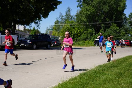 Foto de Fond du Lac, Wisconsin / Estados Unidos - 8 de junio de 2019: Niños pequeños y niñas corrieron en el fin de semana de walleye juvenil corriendo maratón. - Imagen libre de derechos