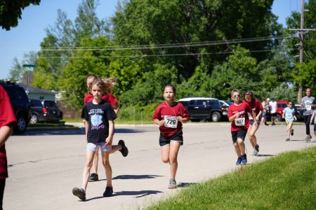 Téléchargez les photos : Fond du Lac, Wisconsin / États-Unis - 8 juin 2019 : Des jeunes garçons et filles ont couru dans le marathon de course du week-end de doré jaune des jeunes. - en image libre de droit