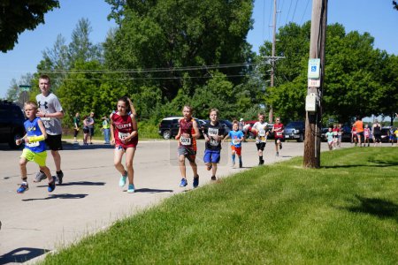 Foto de Fond du Lac, Wisconsin / Estados Unidos - 8 de junio de 2019: Niños pequeños y niñas corrieron en el fin de semana de walleye juvenil corriendo maratón. - Imagen libre de derechos