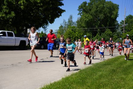 Téléchargez les photos : Fond du Lac, Wisconsin / États-Unis - 8 juin 2019 : Des jeunes garçons et filles ont couru dans le marathon de course du week-end de doré jaune des jeunes. - en image libre de droit