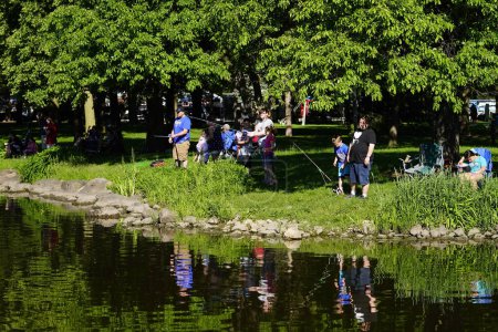 Foto de Fond du Lac, Wisconsin / EE. UU. - 8 de junio de 2020: Miembros de la comunidad de fond du lac participan en la competencia de fin de semana de carreras walleye. - Imagen libre de derechos