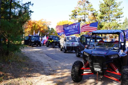 Téléchargez les photos : Mauston, Wisconsin / États-Unis - 10 octobre 2020 : 45e président des partisans de l'atout se sont rassemblés à l'aire de naufrage dans les VTT et les UTV pour voyager à travers le comté de juneau dans un défilé pour montrer leur soutien. - en image libre de droit