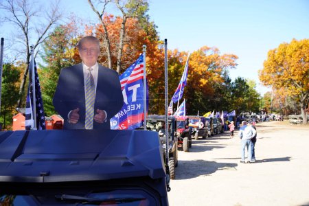 Foto de Mauston, Wisconsin / Estados Unidos - 10 de octubre de 2020: 45th president trump supporters rallied at shipwreck bay in ATVs and UTVs to travel through juneau County in a parade to show support. - Imagen libre de derechos