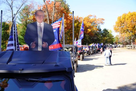 Téléchargez les photos : Mauston, Wisconsin / États-Unis - 10 octobre 2020 : 45e président des partisans de l'atout se sont rassemblés à l'aire de naufrage dans les VTT et les UTV pour voyager à travers le comté de juneau dans un défilé pour montrer leur soutien. - en image libre de droit