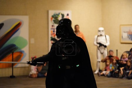 Téléchargez les photos : Manitowoc, Wisconsin / États-Unis - 7 septembre 2019 : 501st Midwest Garrison Les porteurs de costumes à thème Star Wars ont assisté au Sputnikfest annuel, apportant de la joie à de nombreux participants et enfants à l'événement - en image libre de droit
